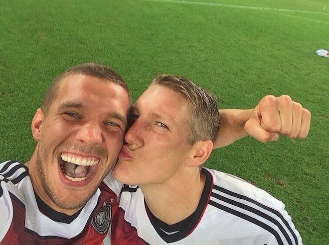 Hình ảnh ăn mừng chiến thắng World Cup 2014 được cầu thủ đội tuyển Đức - Lukas Podolski chia sẻ từng gây bão cộng đồng mạng.